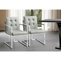 Ensemble de deux chaises de salle à manger capitonnées en simili cuir gris clair et argent métallisé avec accoudoirs