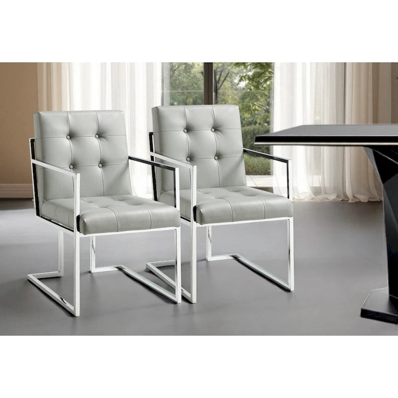 Ensemble de deux chaises de salle à manger capitonnées en simili cuir gris clair et argent métallisé avec accoudoirs