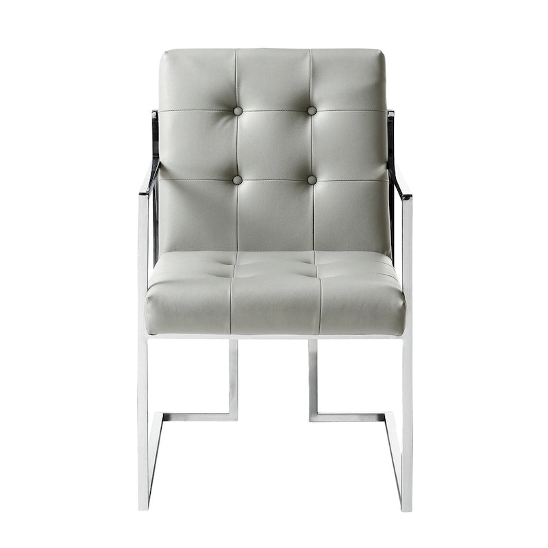 Ensemble de deux chaises de salle à manger capitonnées en simili cuir gris clair et argent métallisé avec accoudoirs
