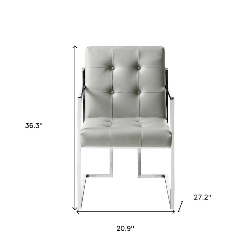 Ensemble de deux chaises de salle à manger capitonnées en simili cuir gris clair et argent métallisé avec accoudoirs
